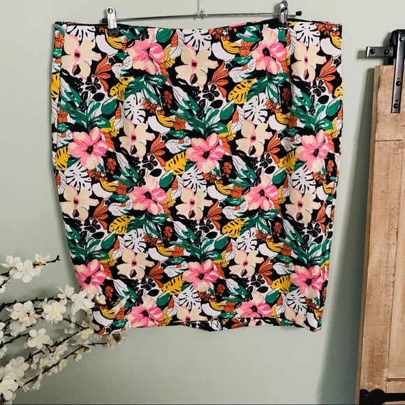 LaneBryant Tropical Scuba Pencil Skirt NWT Size 26 - Picture 4 of 7